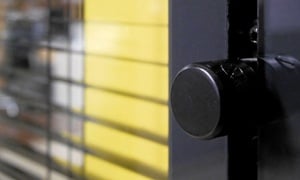 Διαχωριστικα εσωτερικου χωρου γραφειου με ενσωματωμένες περσιδες σκίασης SMARTIA P200